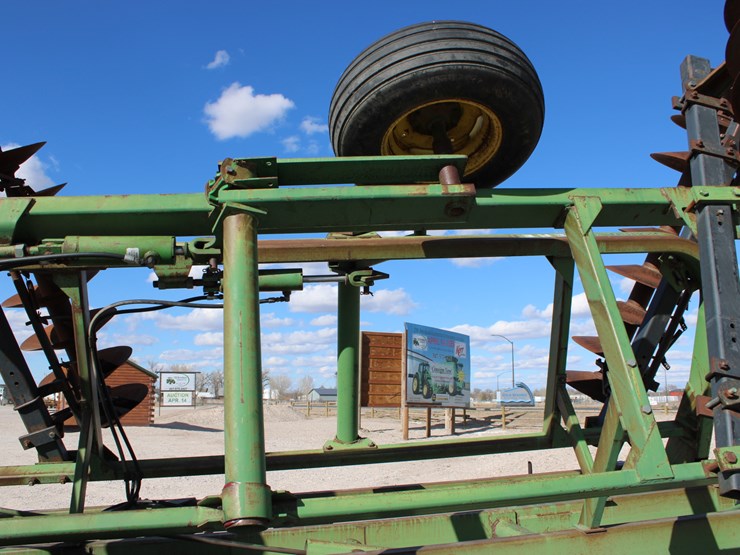 john-deere-235-image-16