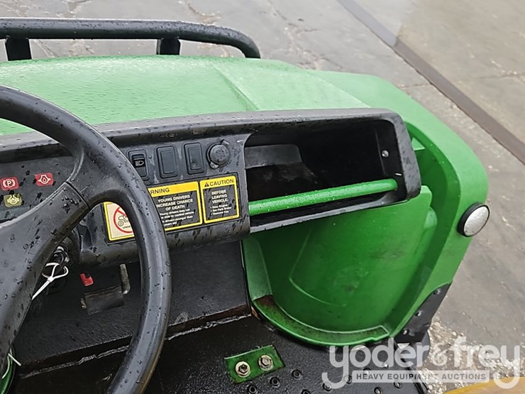 2013-john-deere-gator-image-17