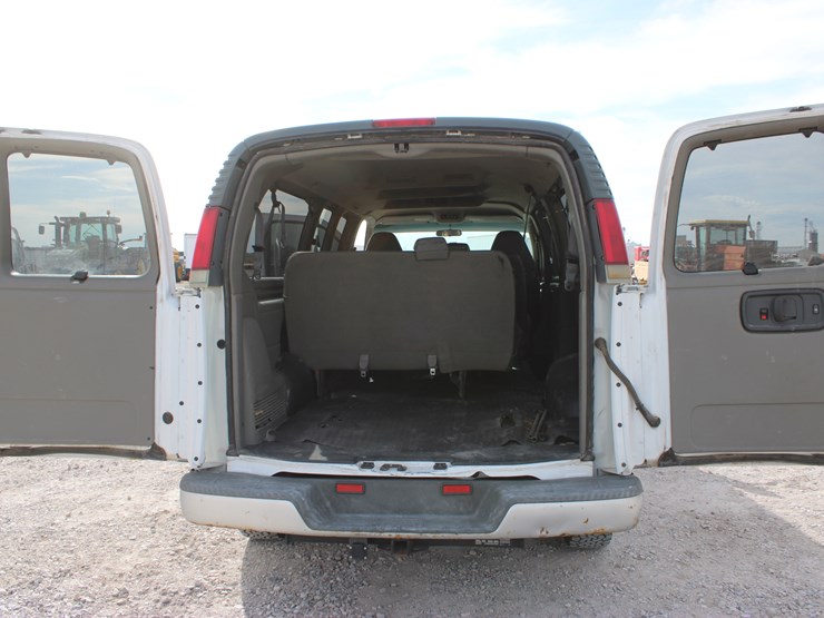 2001-chevrolet-express-3500-image-22