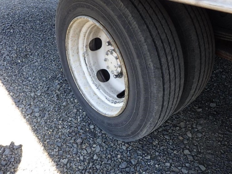 2010-isuzu-npr-image-16