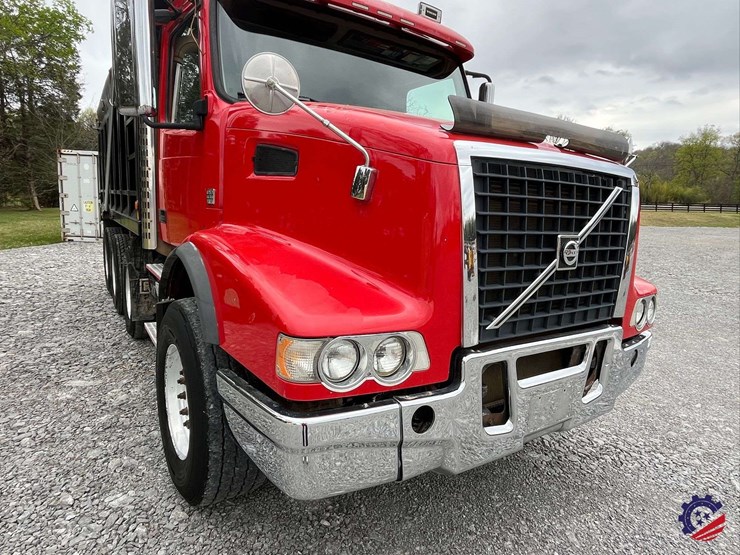 2011-volvo-truck-vhd-tri-axle-dump-truck-image-22