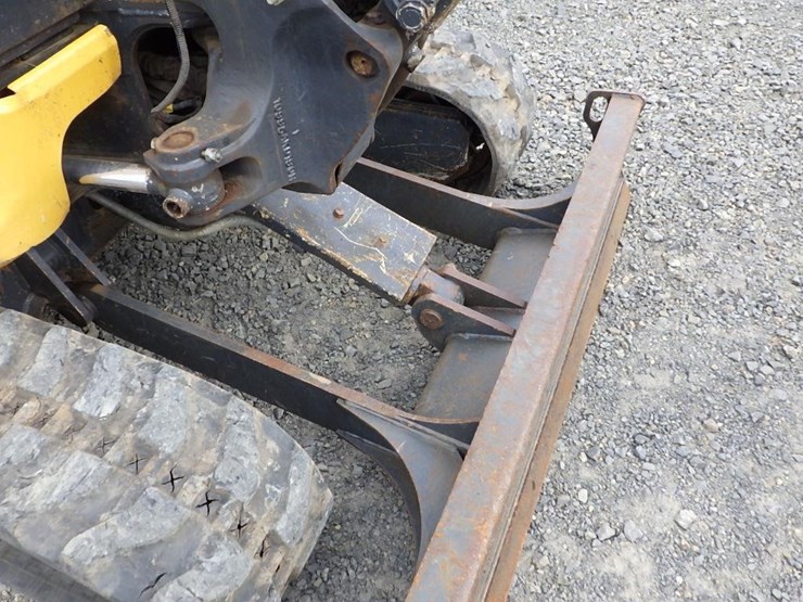 2020-deere-26g-image-31