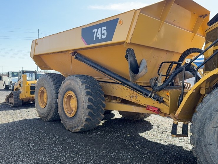 2017-caterpillar-745-image-5