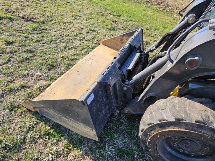 new-holland-l218-image-9