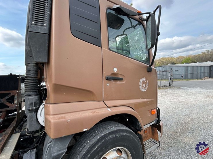 2013-ud-ud3300-s/a-garbage-truck-image-67