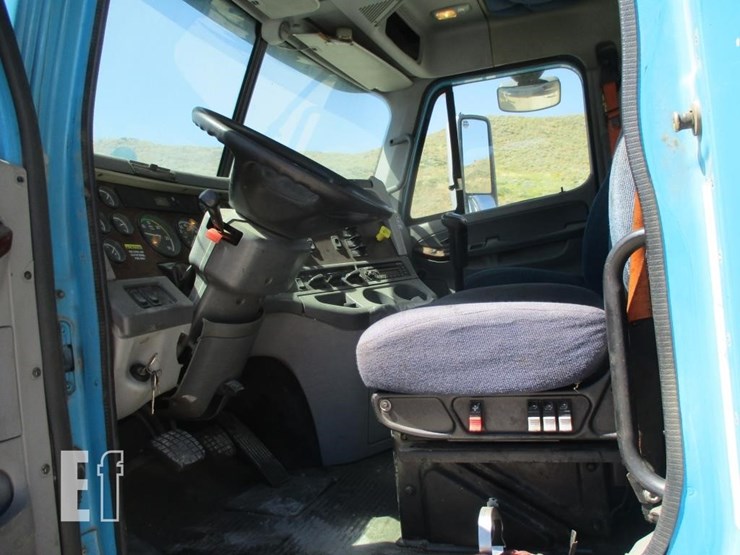 2009-freightliner-columbia-120-image-8