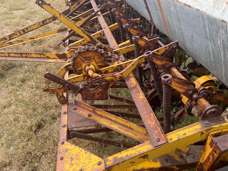 #4057-•-minneapolis-moline-grain-drill-image-13