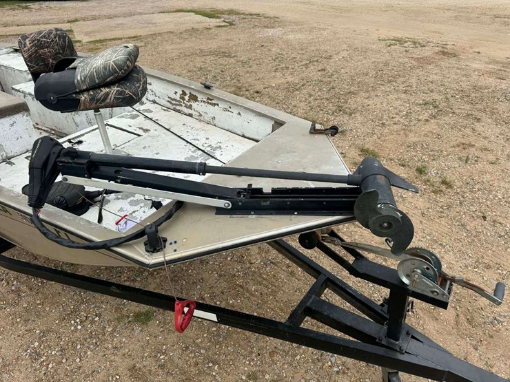 2003-alumacraft-crappie-pro-w/mariner-magnum-40-motor-image-7