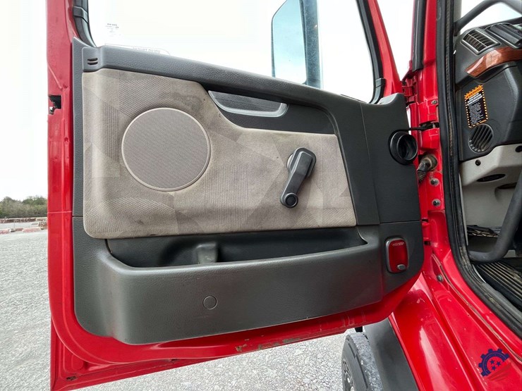 2011-volvo-truck-vhd-tri-axle-dump-truck-image-74