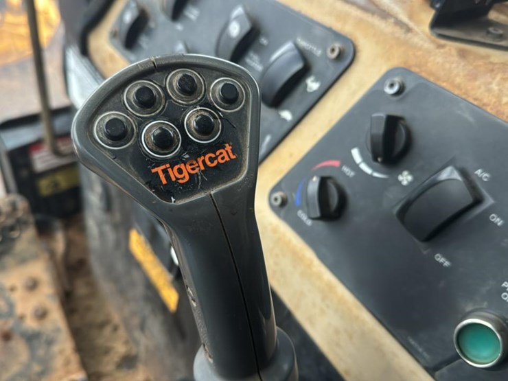 2010-tigercat-lx822c-image-42