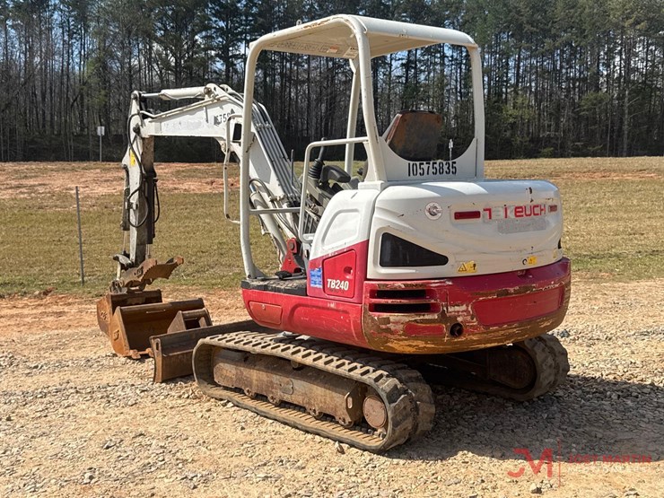 2017-takeuchi-tb240-image-1