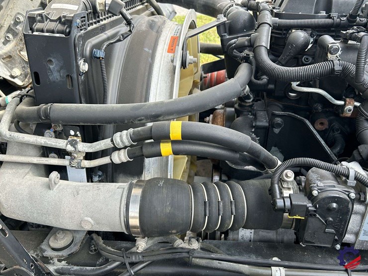 2013-ud-ud3300-s/a-garbage-truck-image-25