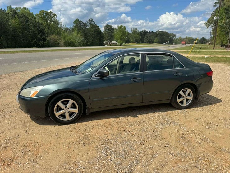 2005-honda-accord-4-door-sedan-(347,973-miles)-image-1
