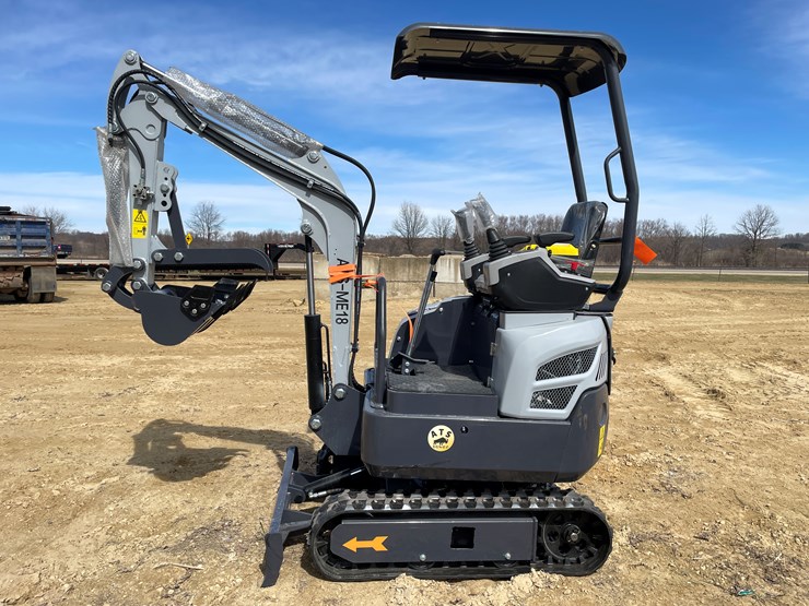 #902-•-new-land-hero-rt15r-mini-excavator-image-8