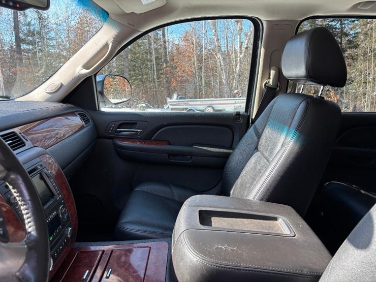 2009-chevrolet-suburban-image-12