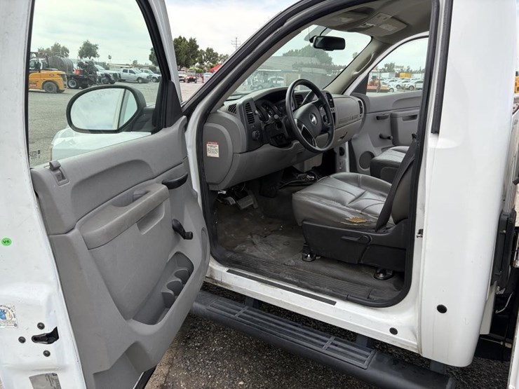 2011-chevrolet-2500-image-10