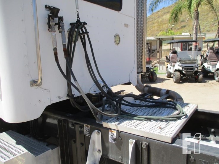 2008-peterbilt-367-image-14