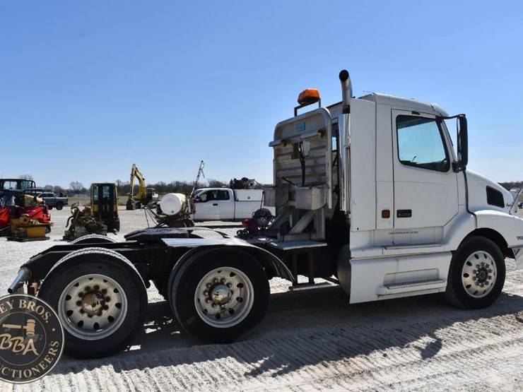 1999-volvo-vnl64t300-image-12