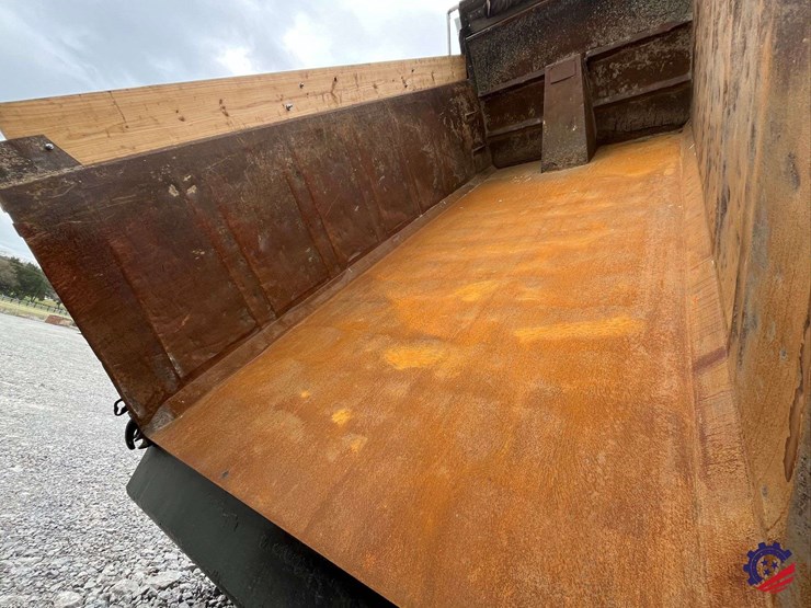 2011-volvo-truck-vhd-tri-axle-dump-truck-image-98