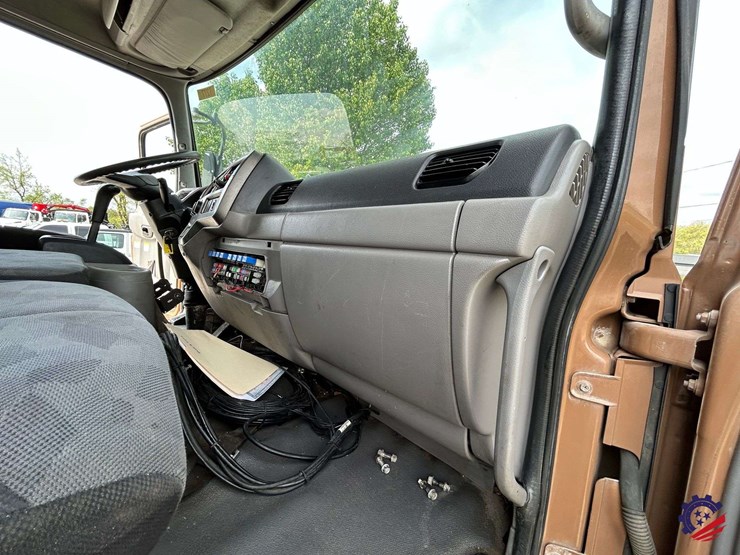 2013-ud-ud3300-s/a-garbage-truck-image-84