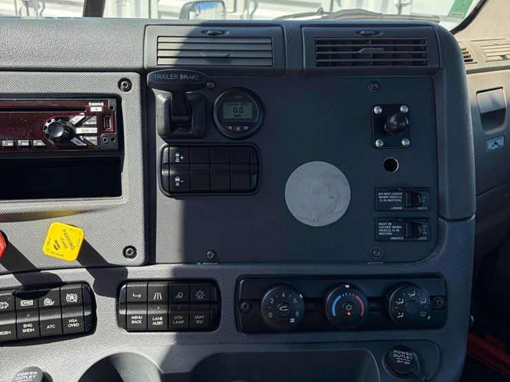 2018-freightliner-cascadia-single-axle-road-tractor-image-12