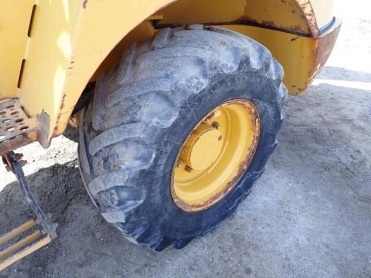 2014-deere-324j-image-39