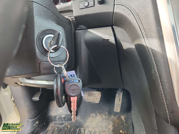 2014-gmc-acadia-denali-image-24