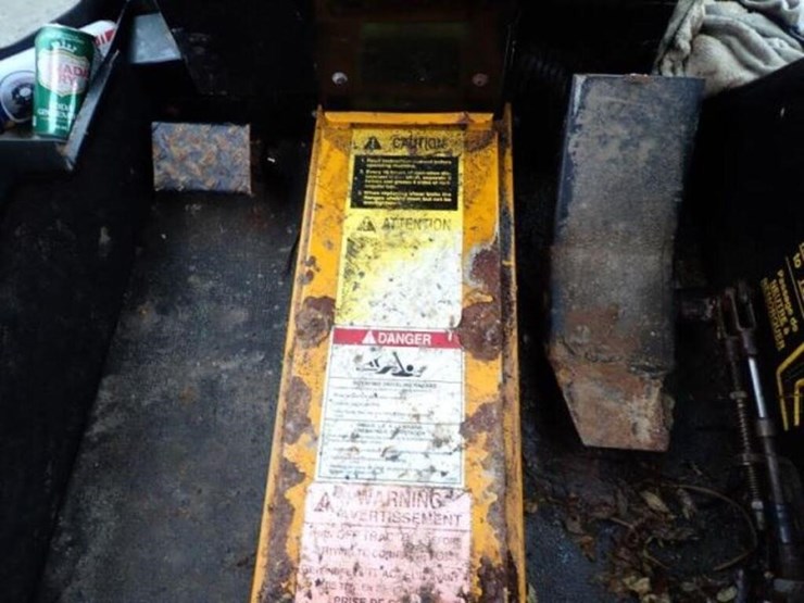 2004-trackless-rmt5t-series-v-4x4-sidewalk-tractor-image-14