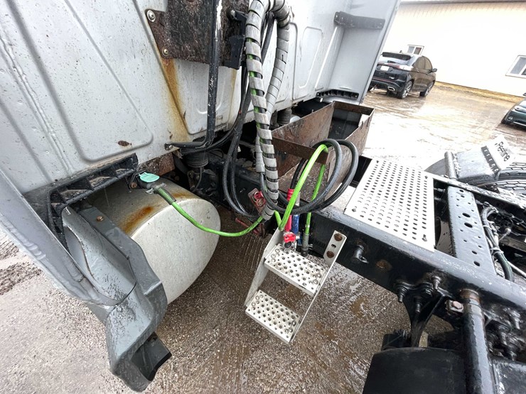 #230-•-2016-international-semi-tractor-(has-wi-title)-(denmark,-wi)-image-17