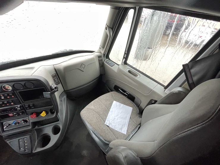 #230-•-2016-international-semi-tractor-(has-wi-title)-(denmark,-wi)-image-50