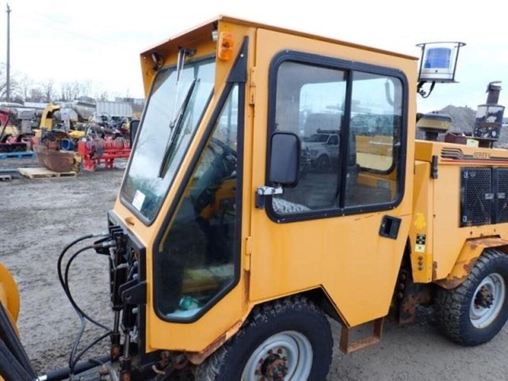 2004-trackless-rmt5t-series-v-4x4-sidewalk-tractor-image-20