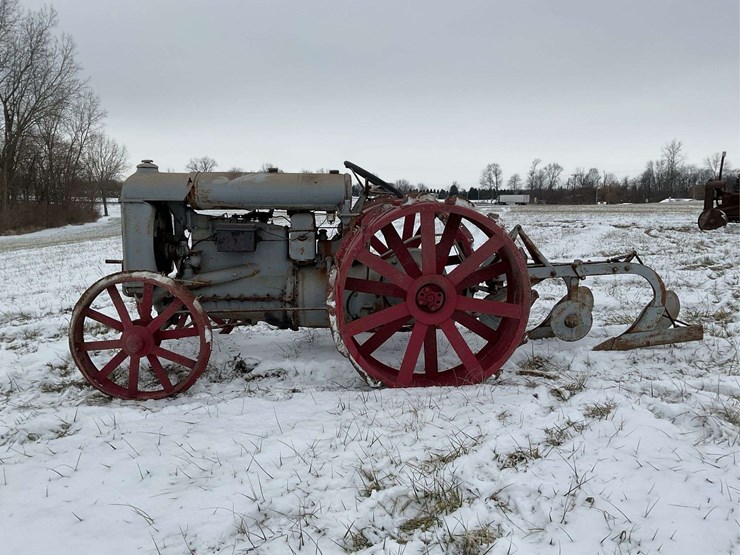 fordson-with-mounted-plow-image-2