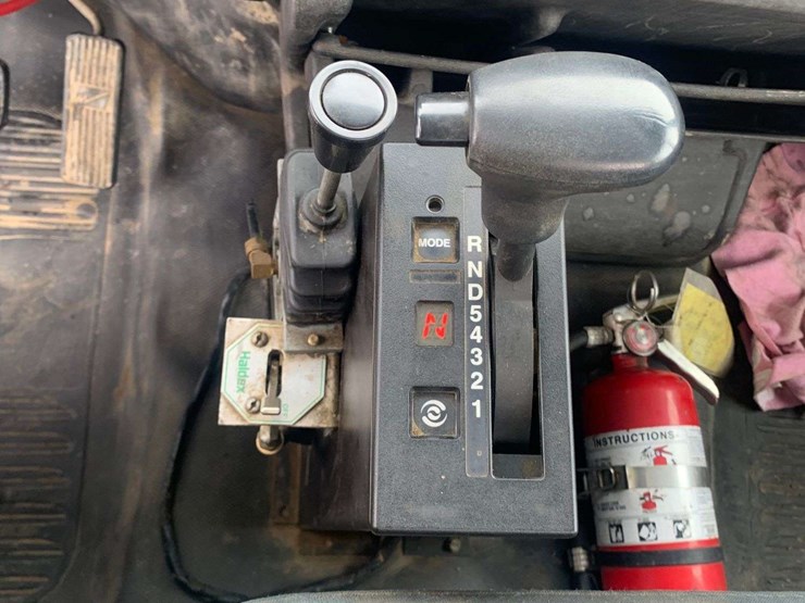 2001-freightliner-fl106-image-17