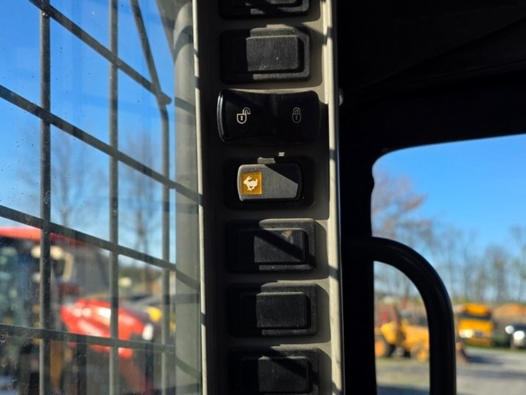 2021-case-tv450b-image-56