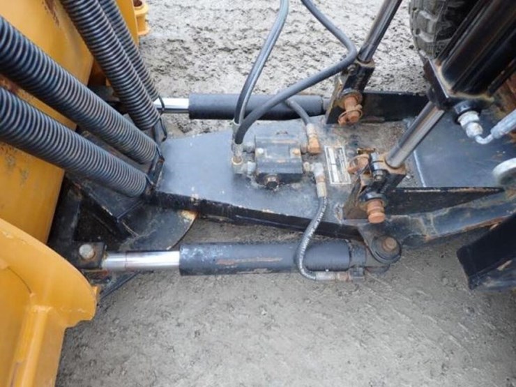 2004-trackless-rmt5t-series-v-4x4-sidewalk-tractor-image-25