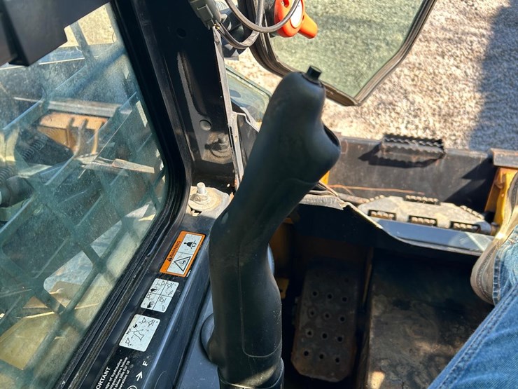 2019-deere-318g-image-22