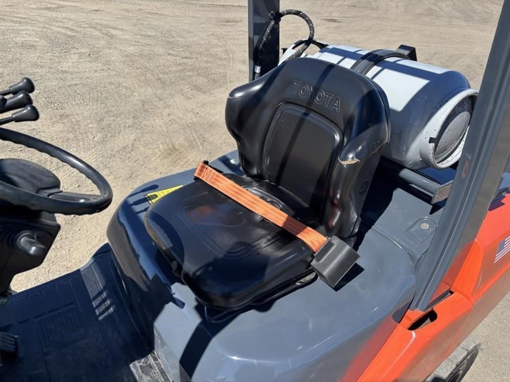 2017-toyota-8fgu30-image-17