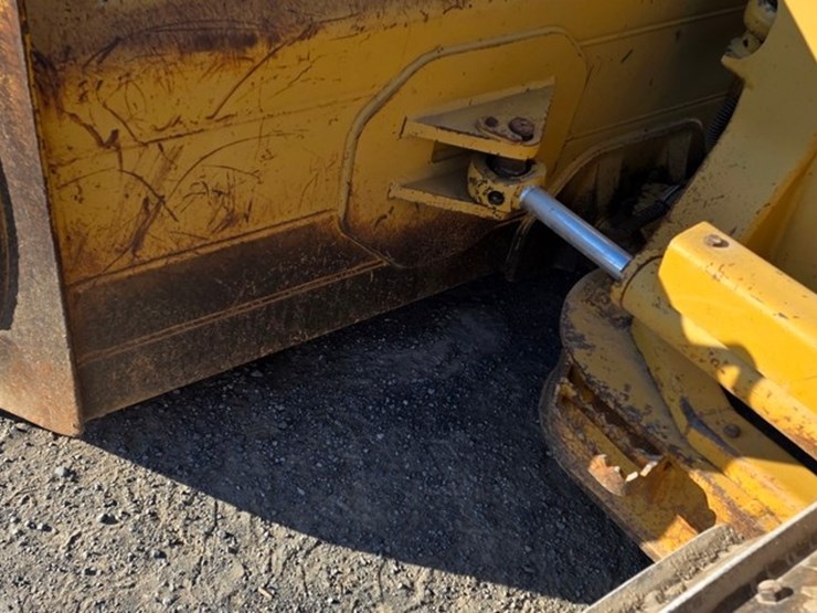 2005-caterpillar-d4g-xl-image-10