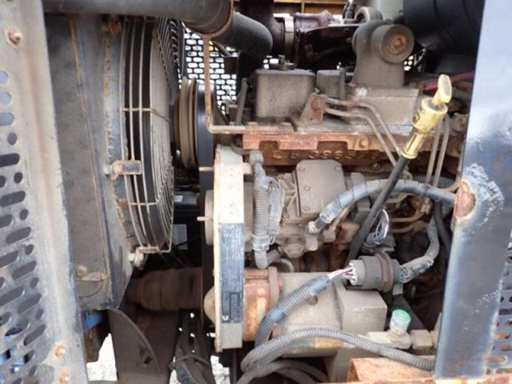 2004-trackless-rmt5t-series-v-4x4-sidewalk-tractor-image-50