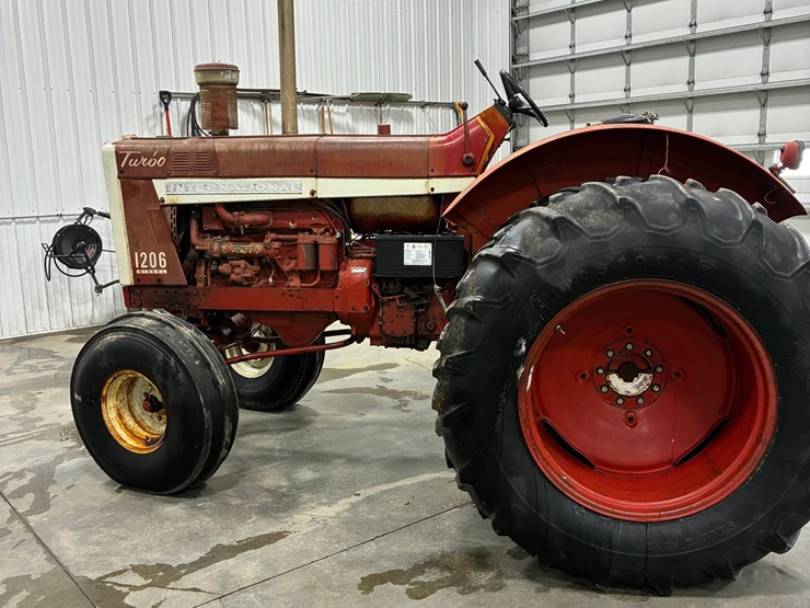 seller-#38.-1966-ih-1206-wheatland-runs-great,-dual-pto-image-3