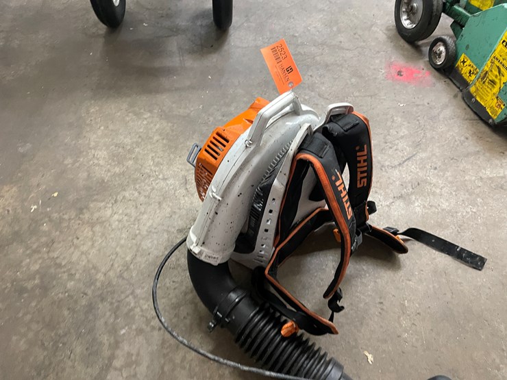 #2523-•-stihl-backpack-leaf-blower-(columbia-heights,-mn)-image-9