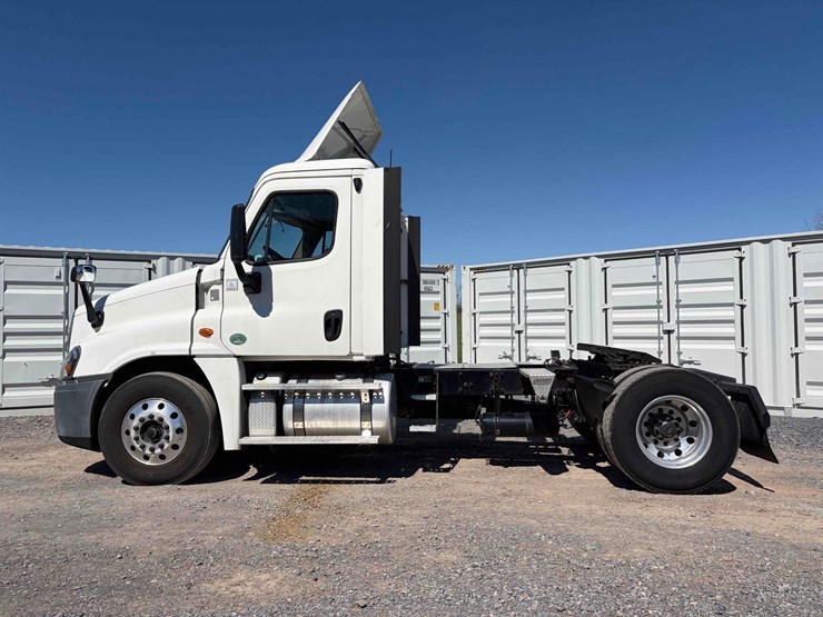 2018-freightliner-cascadia-single-axle-road-tractor-image-5