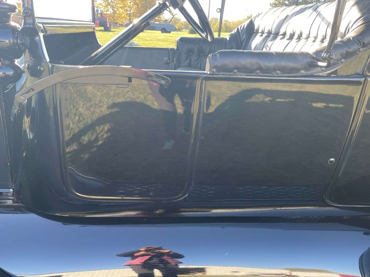 1917-model-t-touring-image-50