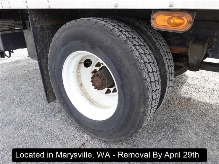 2010-hino-268-image-23