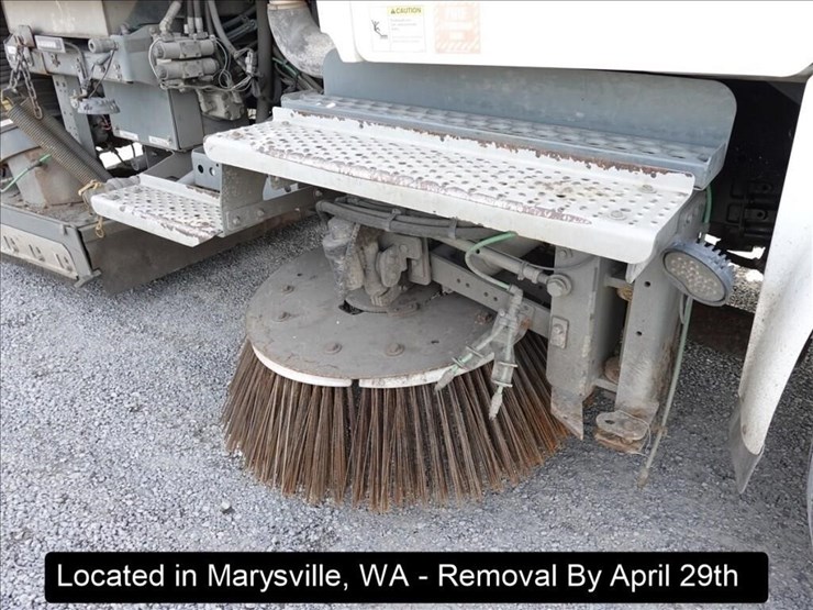 2020-freightliner-m2-106-image-36