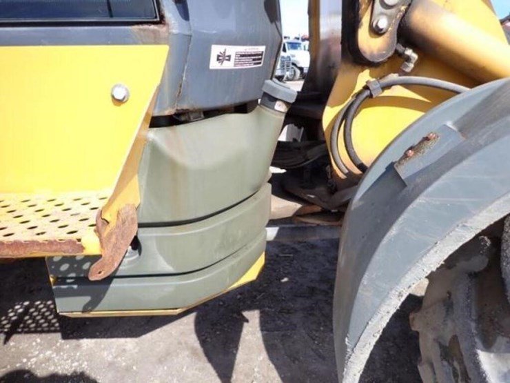 2014-deere-324j-image-43