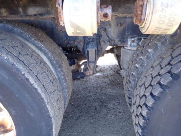 2001-freightliner-fld112-image-55