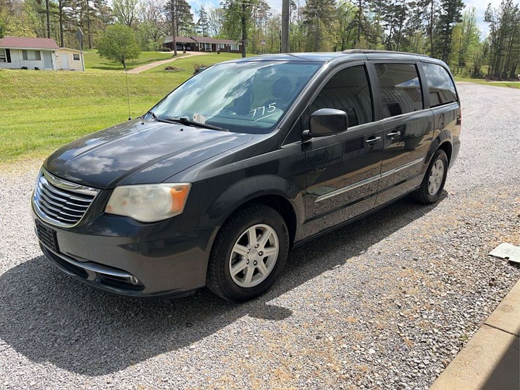 2012-chrysler-town-&-country-image-5