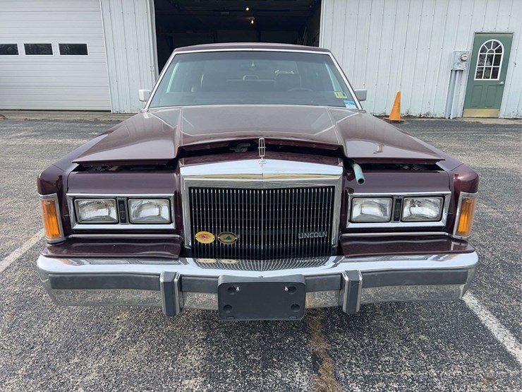 1989-lincoln-town-car-image-8