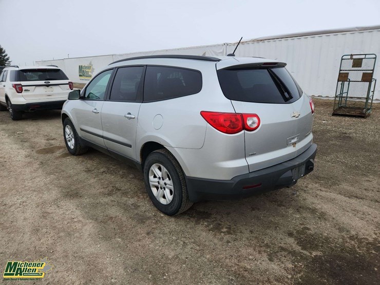 2011-chevrolet-traverse-ls-image-3